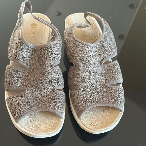 Bzees Textured taupe Open-Toe Sandals size 8W - Picture 1 of 4